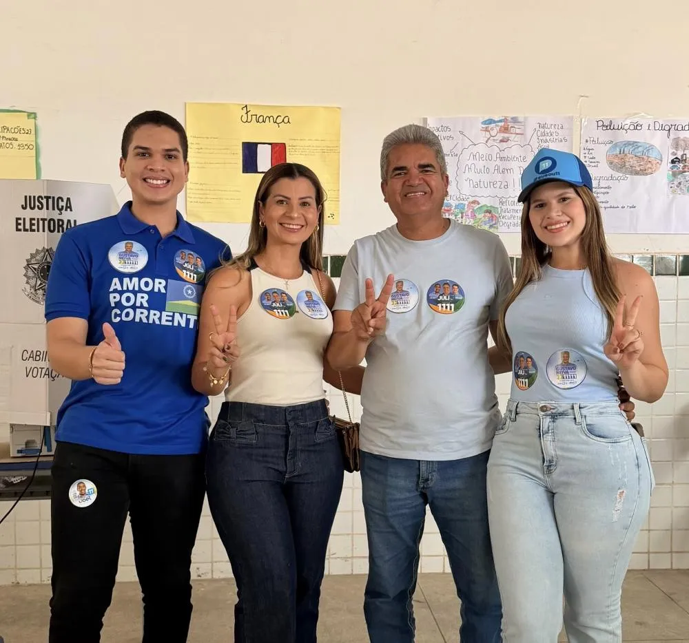 Murilo Mascarenhas vota acompanhado da família em Corrente